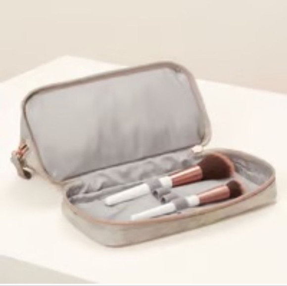 Stella & Dot - crush it bag-light grey camo. Cosmetic pouch. 5.5x4.18" NWT - Picture 2 of 5